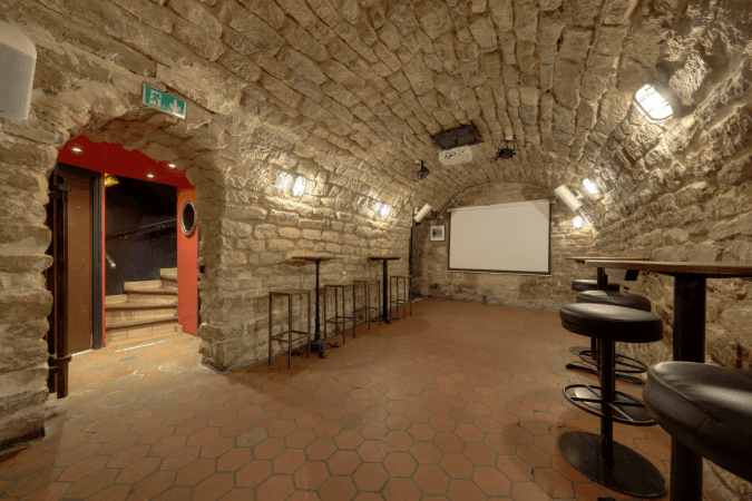 Best Sports Bars in Paris - The Bootleg Pub