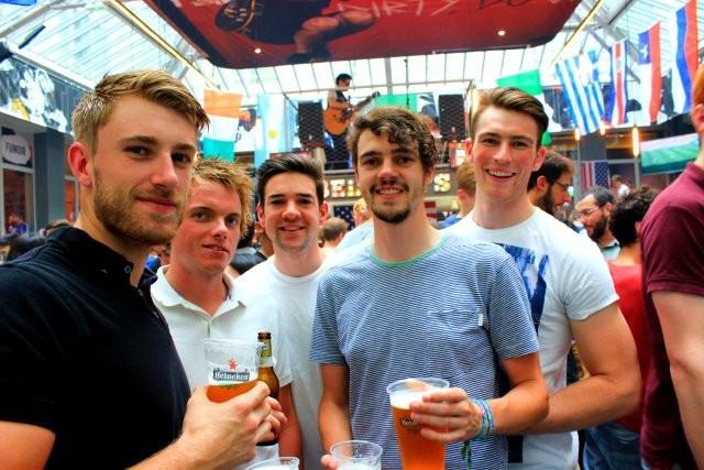 Best Sports Bars in Paris - Belushi's Gare Du Nord