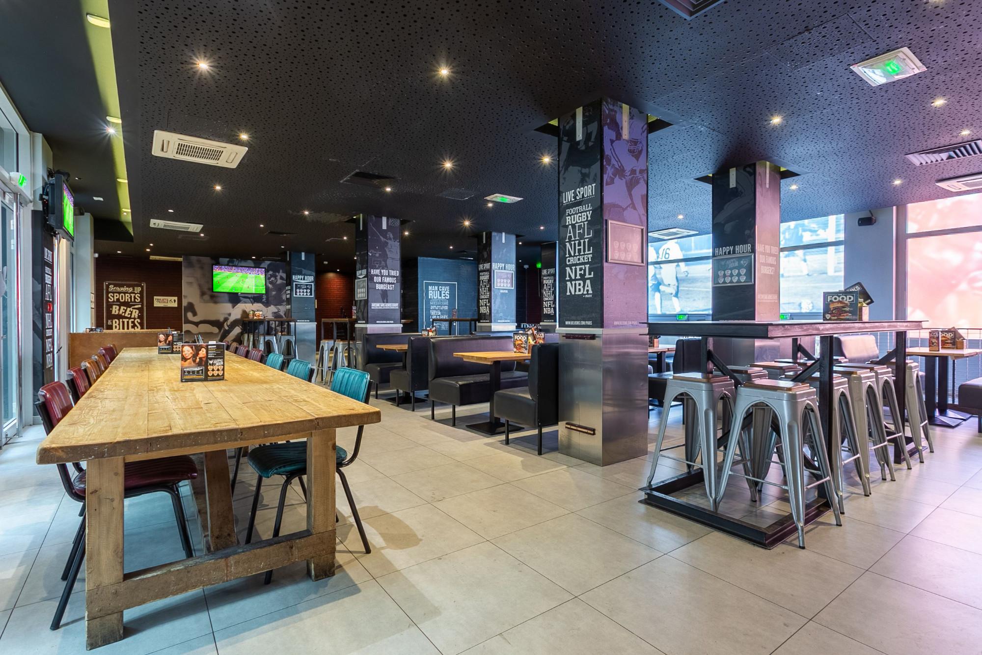 Best Sports Bars in Paris - Belushi's Gare Du Nord