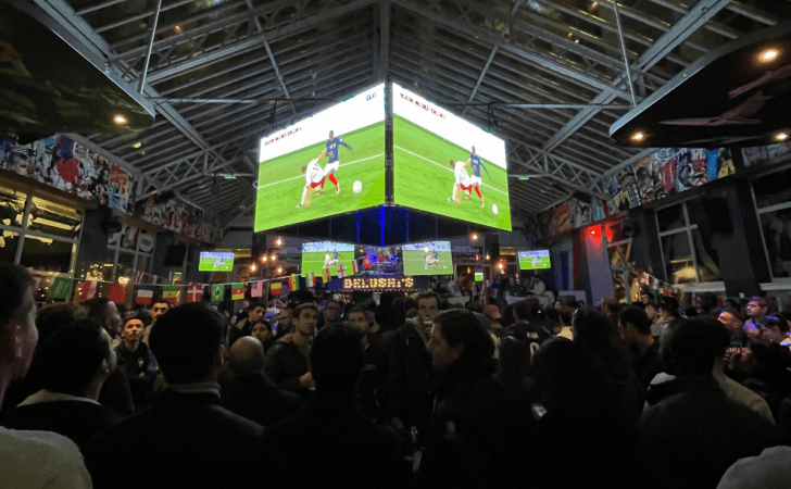 Best Sports Bars in Paris - Belushi's Gare Du Nord