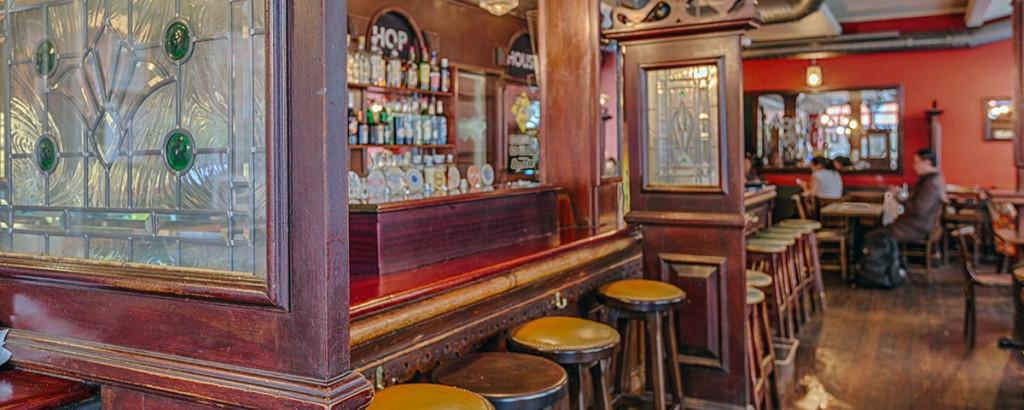 Best Sports Bars in Paris - Frog Hop House