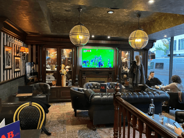 Best Sports Bars in Annecy - Au Bureau Annecy