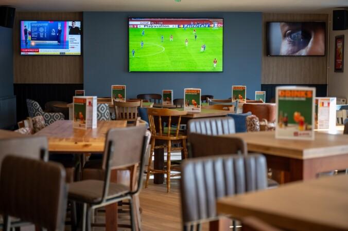 Best Sports Bars in Swindon - Woodlands Edge (Swindon)