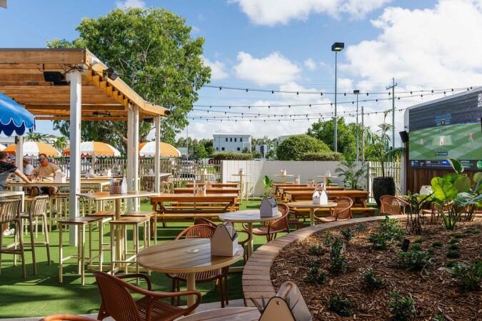 Best Sports Bars in Hope Island - Hope Island Tavern