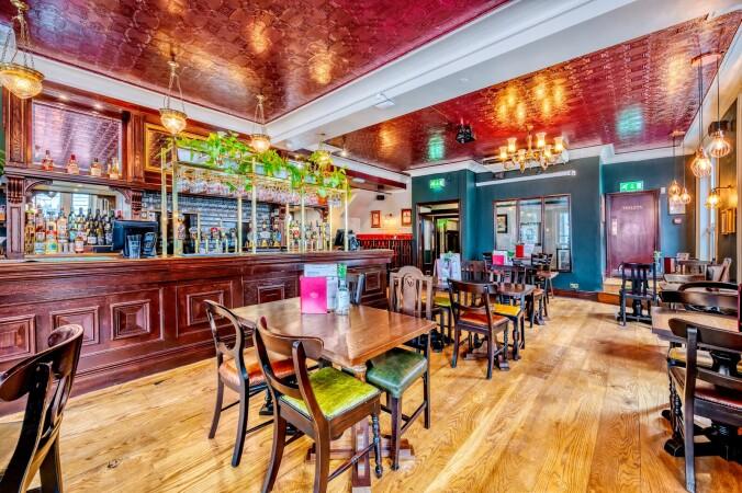 Best Sports Bars in London - Globe