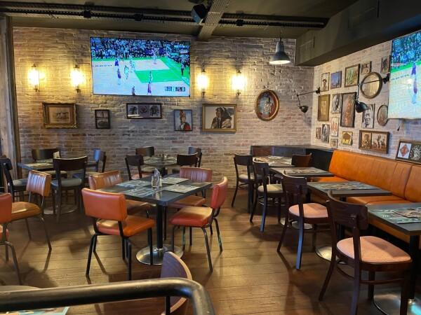 Best Sports Bars in Paris - Indiana Café Richelieu Drouot