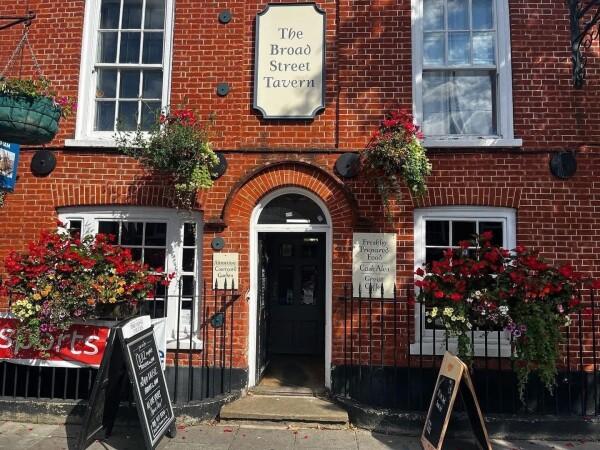 Best Sports Bars in Wokingham - Broad Street Tavern