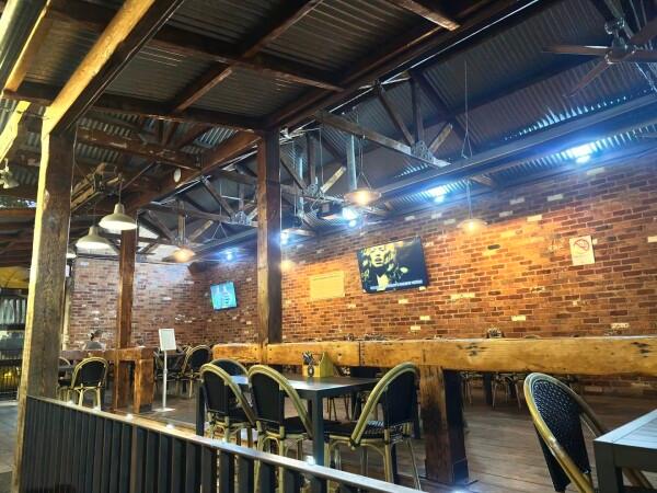 Best Sports Bars in Albury - Brady's Railway Hotel
