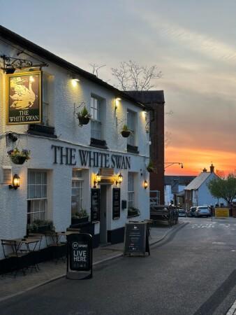 Best Sports Bars in St Albans - The White Swan