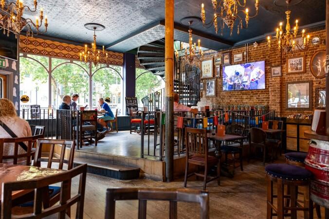 Best Sports Bars in London - White Swan