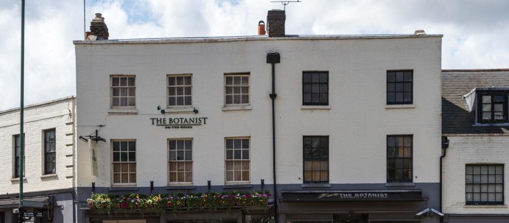 Best Sports Bars in Richmond - Botanist on the Green