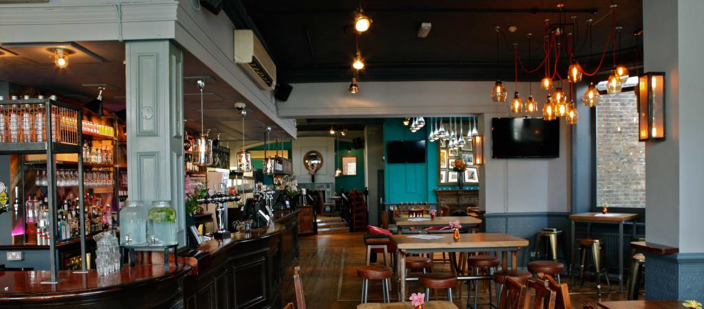 Best Sports Bars in LONDON - Edinboro Castle