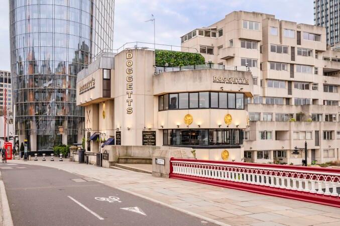 Best Sports Bars in LONDON - Doggetts Coat & Badge