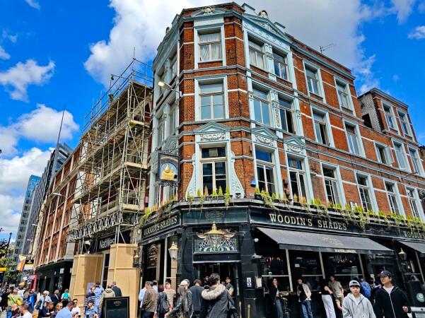 Best Sports Bars in LONDON - Woodins Shades