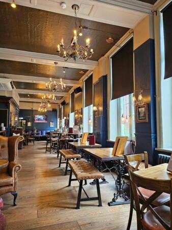 Best Sports Bars in LONDON - Woodins Shades