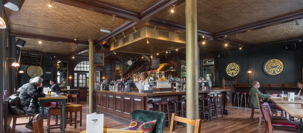 Best Sports Bars in London - Alma