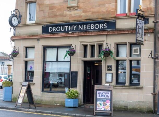 Best Sports Bars in Ayrshire - Drouthy Neebors (Largs)