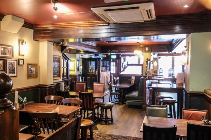 Best Sports Bars in York - Golden Lion (York)