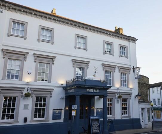 Best Sports Bars in Buckingham - White Hart (Buckingham)