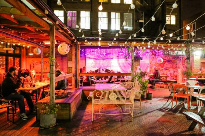 Best Sports Bars in London - The Beehive