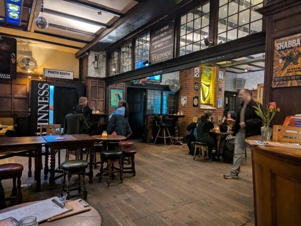 Best Sports Bars in London - The Beehive