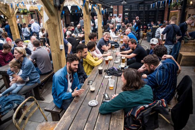 Best Sports Bars in London - The Beehive