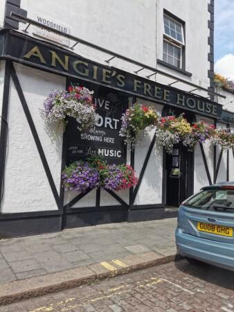 Best Sports Bars in London - Angies Freehouse
