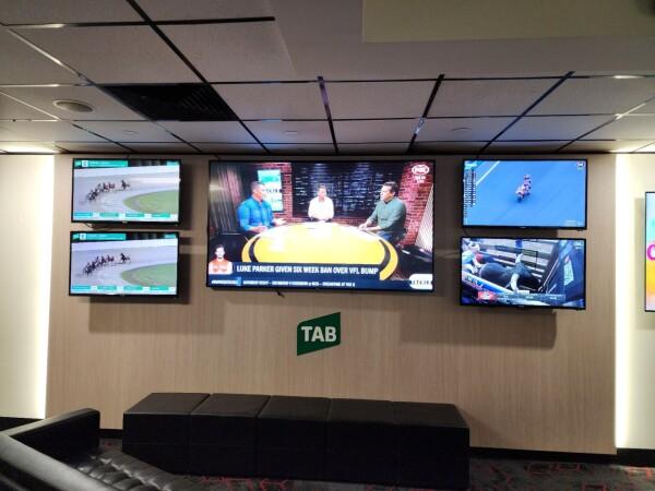 Best Sports Bars in Angle Park - McQueens Tavern