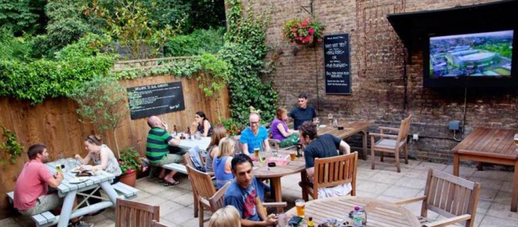 Best Sports Bars in London - Crown & Sceptre