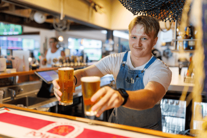 Best Sports Bars in Sandgate - The Full Moon Hotel