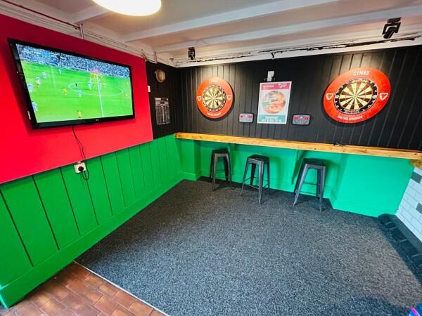 Best Sports Bars in Newport - Riverside Tavern