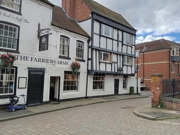 Best Sports Bars in Worcester - The Farriers Arms