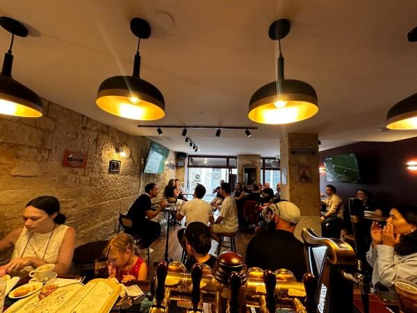 Best Sports Bars in Paris - The Wellington [ Kiwi-Irish Pub)