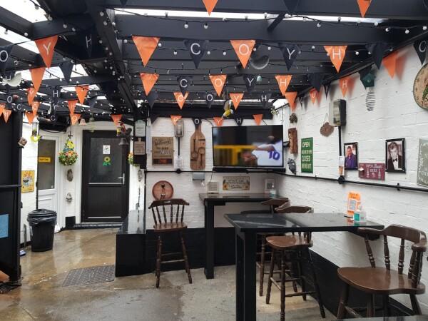 Best Sports Bars in Luton - Wheelwrights Arms