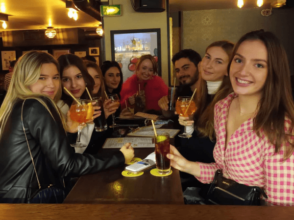 Best Sports Bars in Paris - The Frog & Princess