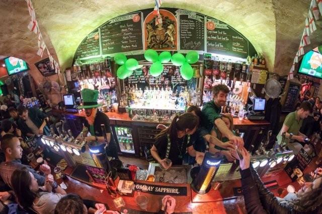 Best Sports Bars in Bordeaux - The Houses of Parliament