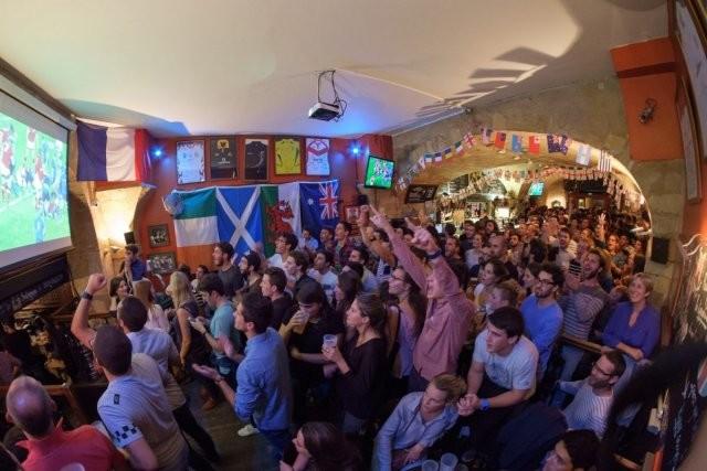 Best Sports Bars in Bordeaux - The Houses of Parliament
