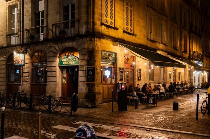 Best Sports Bars in Bordeaux - The Sherlock Holmes