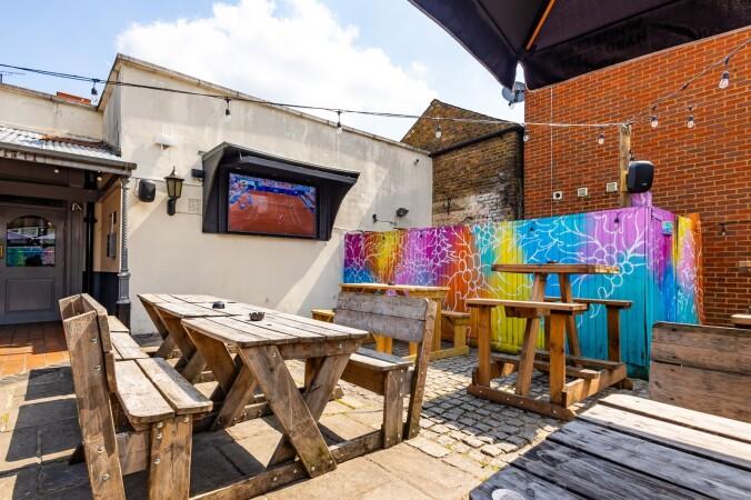 Best Sports Bars in Loughton - Hollybush
