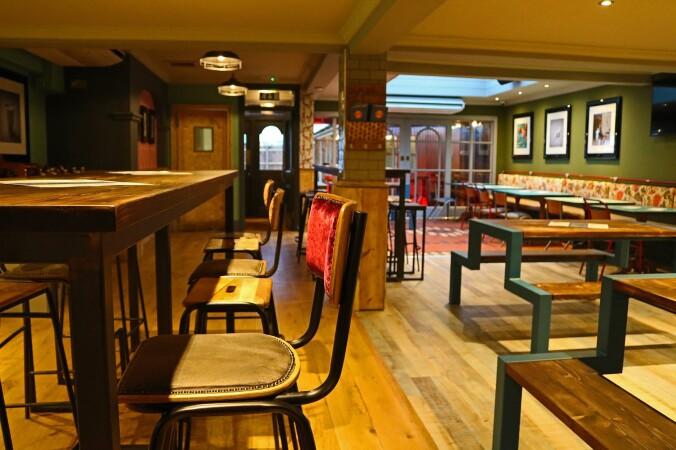 Best Sports Bars in Loughton - Hollybush