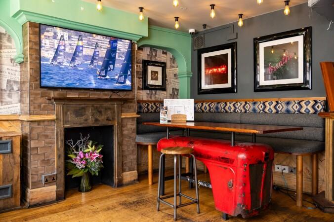 Best Sports Bars in Loughton - Hollybush