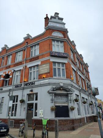 Best Sports Bars in London - Half Moon