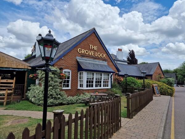 Best Sports Bars in Leighton Buzzard - Grove Lock