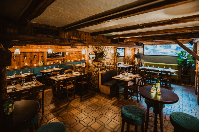 Best Sports Bars in Meribel - La Taverne