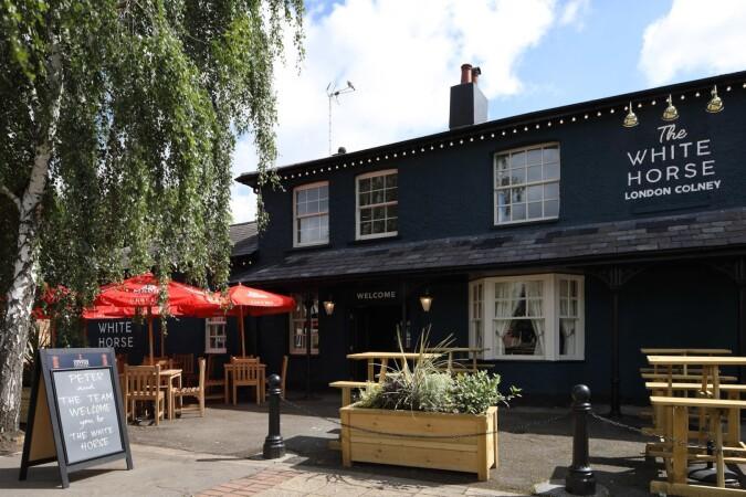 Best Sports Bars in St Albans - The White Horse