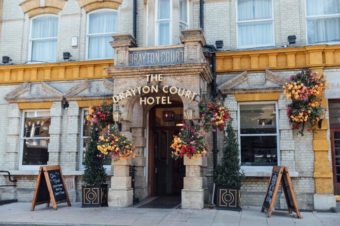 Best Sports Bars in Ealing - The Drayton Court, Ealing