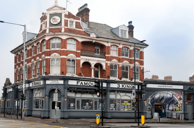 Best Sports Bars in Fulham - Famous Three Kings