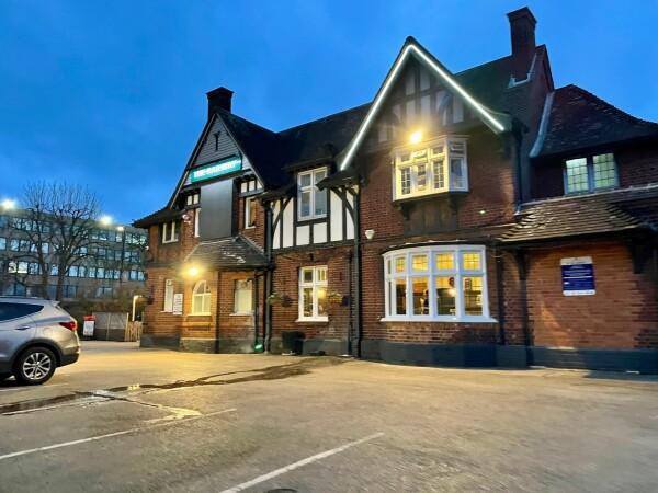 Best Sports Bars in Middlesex - Railway Hotel (Greenford)