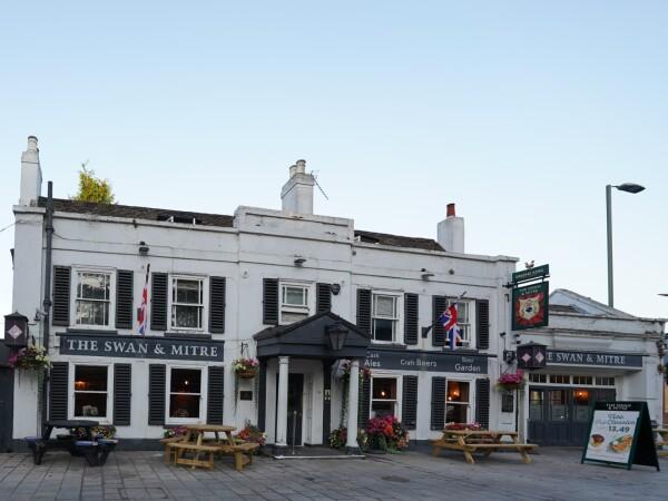 Best Sports Bars in Bromley - Swan & Mitre (Bromley)