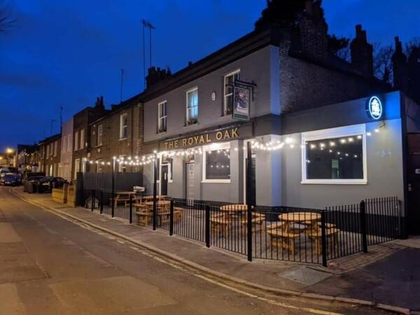 Best Sports Bars in Greenwich - Royal Oak